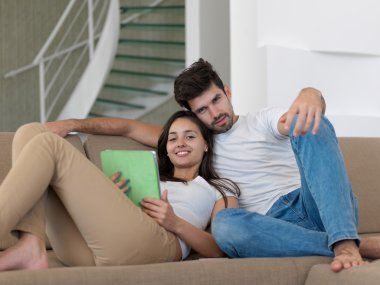 Genç çift evde selfie çekiyor.