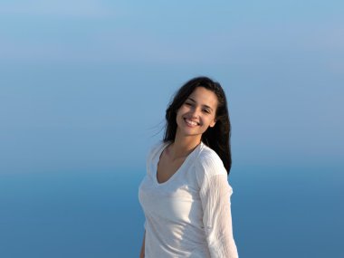 Genç kadın zevk günbatımı