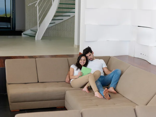 Joven pareja haciendo selfie juntos en casa — Foto de Stock