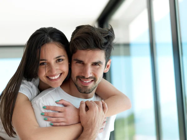 Relaxado jovem casal em casa — Fotografia de Stock