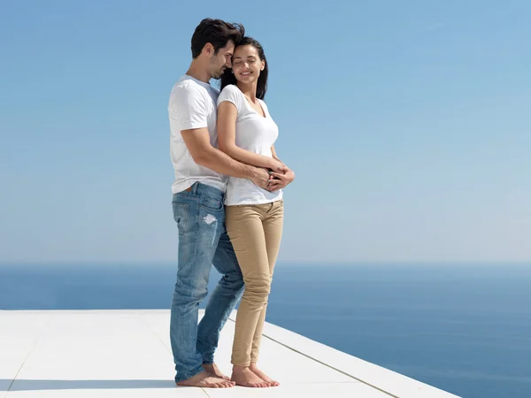 Gelukkige jonge romantisch paar — Stockfoto