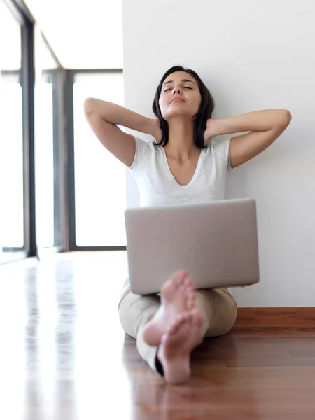 Vrouw thuis werken op laptopcomputer — Stockfoto