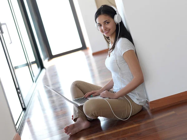 Mulher em casa trabalhando no computador portátil — Fotografia de Stock