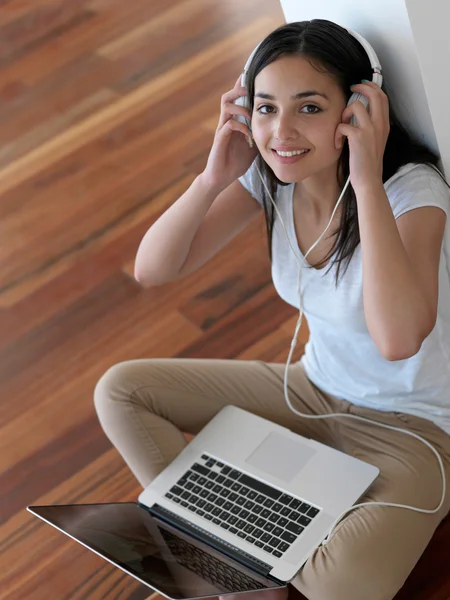 Mulher em casa trabalhando no computador portátil — Fotografia de Stock