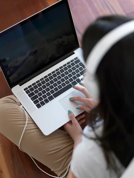 Frau arbeitet zu Hause am Laptop — Stockfoto