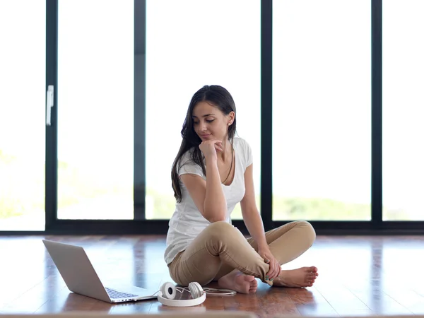 女人在家里在笔记本计算机上工作 — 图库照片