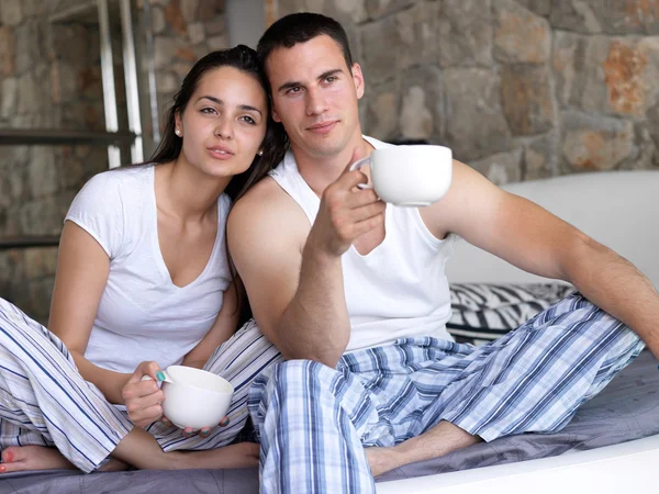 Casal relaxar e se divertir na cama — Fotografia de Stock