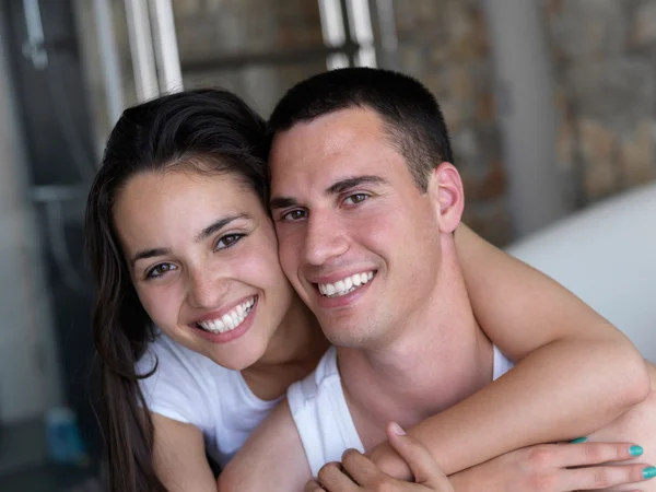 Casal relaxar e se divertir na cama — Fotografia de Stock