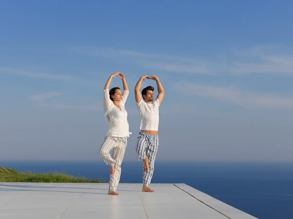 Genç çift yoga yapıyor. — Stok fotoğraf