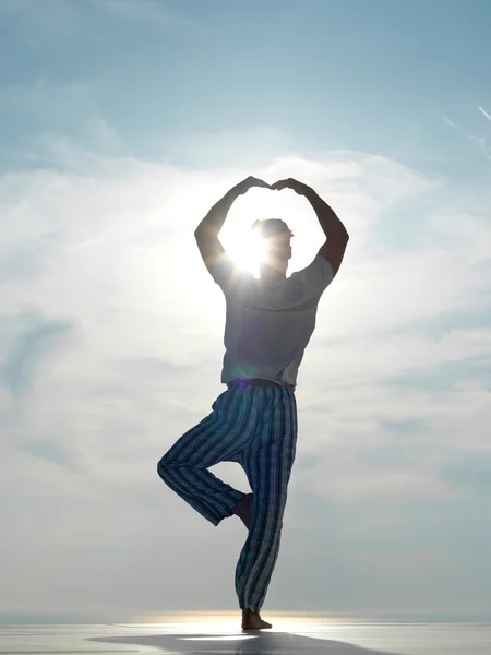 Yoga yapan genç adam. — Stok fotoğraf