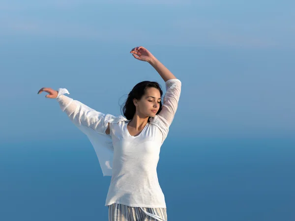 Jonge vrouw genieten van de zonsondergang — Stockfoto