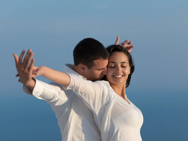 Glückliches junges romantisches Paar — Stockfoto