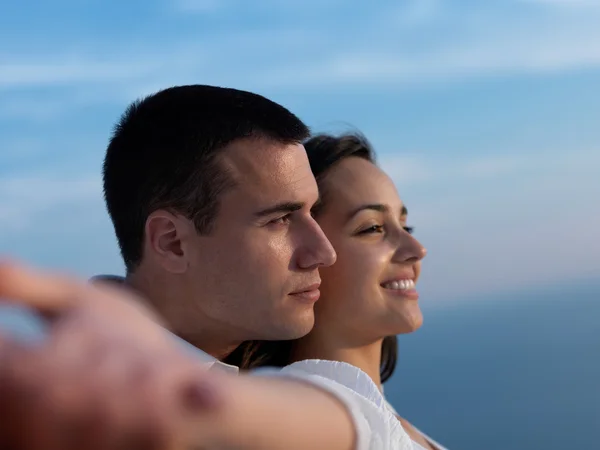 Feliz joven pareja romántica — Foto de Stock