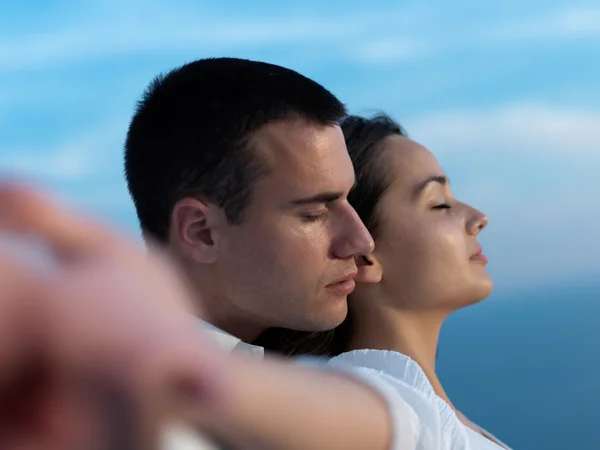 Feliz joven pareja romántica — Foto de Stock