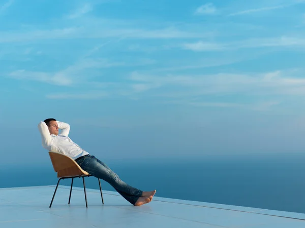 Relajado joven en casa balcón — Foto de Stock