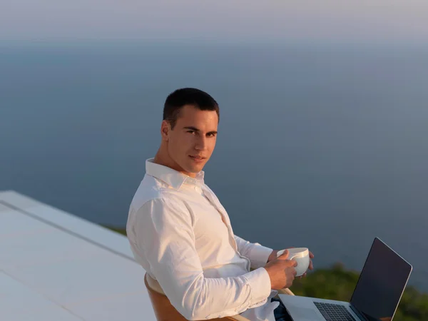 Jeune homme détendu à la maison balcon — Photo