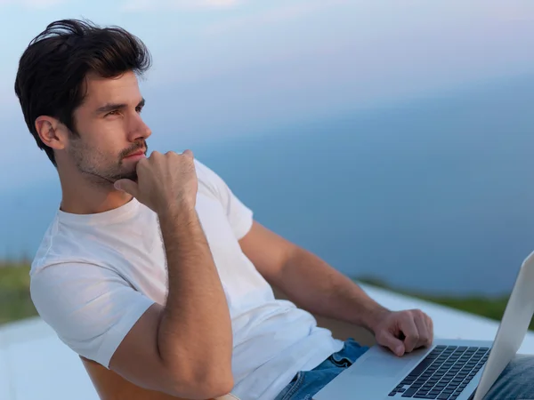 Rilassato giovane uomo a casa sul balcone — Foto Stock