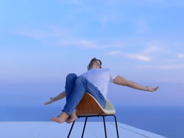 Relaxado jovem em casa na varanda — Fotografia de Stock