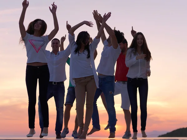 Gente de fiesta al atardecer — Foto de Stock