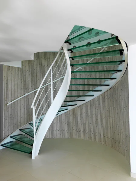 Escadaria espiral de vidro moderno — Fotografia de Stock