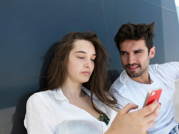 Jeune couple faisant selfie ensemble — Photo