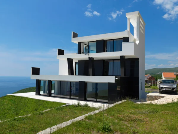 Vue extérieure d'une maison contemporaine — Photo