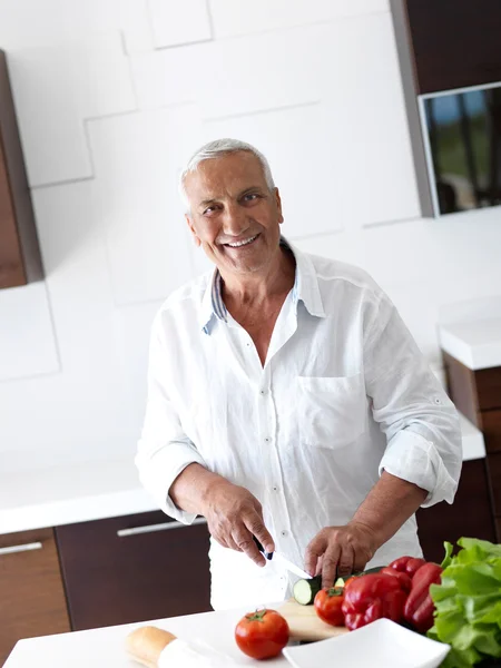 Hombre cocinando en casa preparando ensalada —  Fotos de Stock