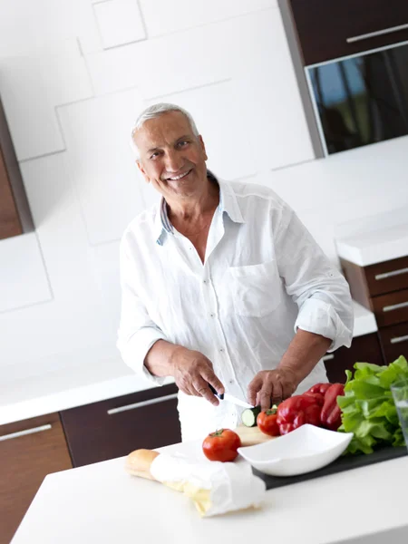 Чоловік готує вдома салат — стокове фото