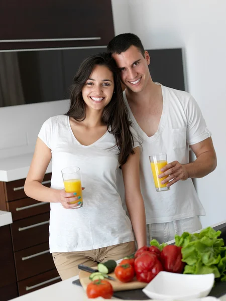 Feliz joven pareja en kicthen —  Fotos de Stock