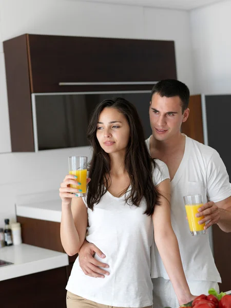 Feliz joven pareja en kicthen —  Fotos de Stock