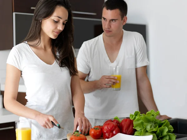 Gelukkige jonge paar in de bijkeuken — Stockfoto