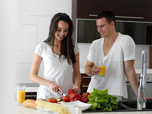 Feliz joven pareja en kicthen — Foto de Stock