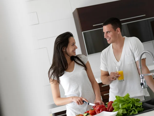 Gelukkige jonge paar in de bijkeuken — Stockfoto