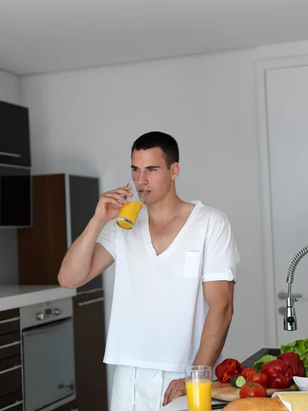 Man har apelsinjuice — Stockfoto