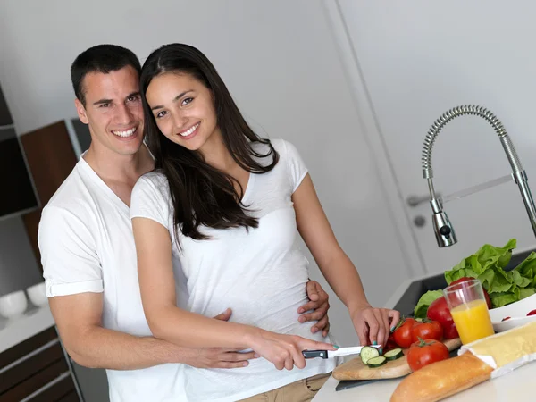 Feliz joven pareja en kicthen —  Fotos de Stock