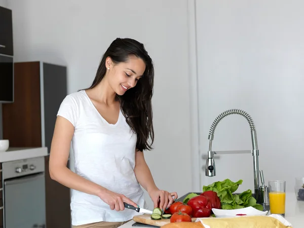 Joyeux jeune femme à la cuisine — Photo