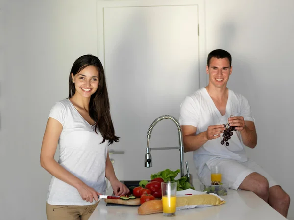 Feliz jovem casal em kicthen — Fotografia de Stock