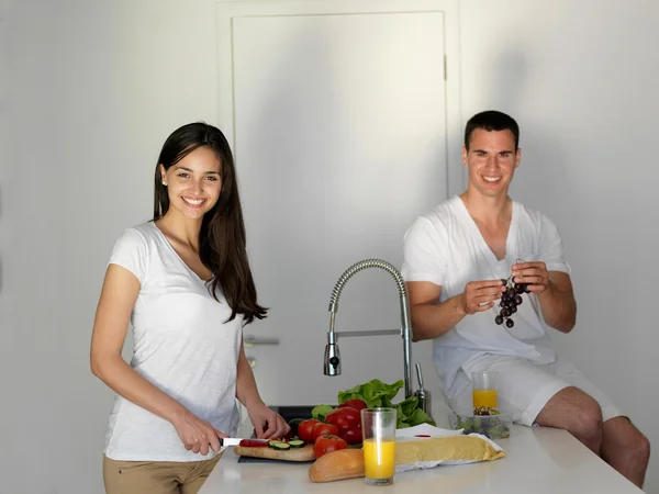 キッチンで幸せな若いカップル — ストック写真