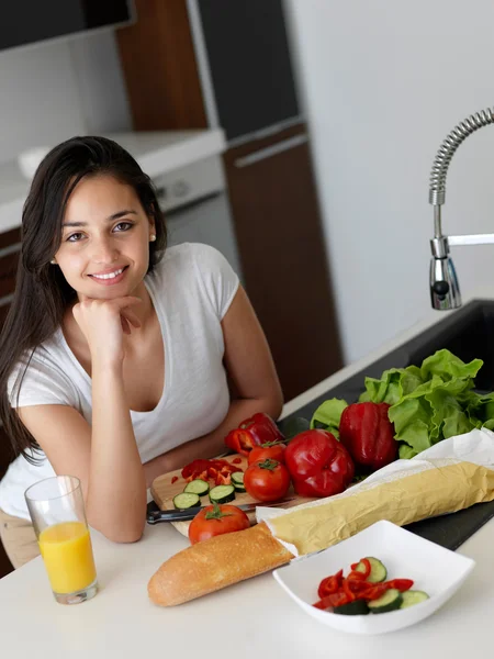 Felice giovane donna in cucina — Foto Stock