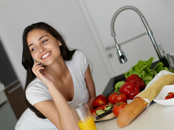 Gelukkig jonge vrouw in kitchen — Stockfoto