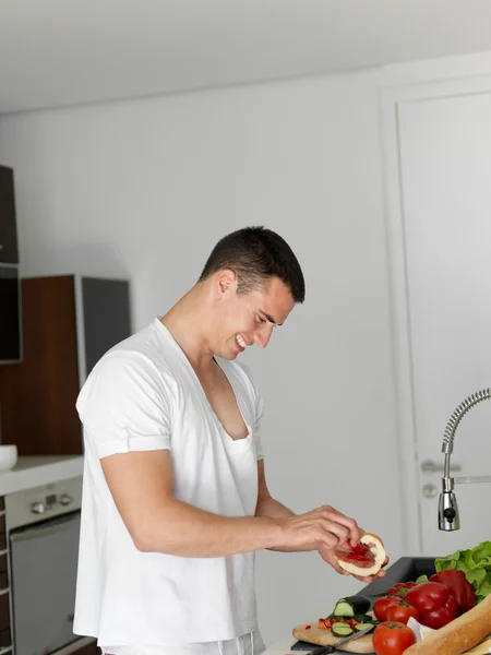 Homme cuisiner à la maison — Photo