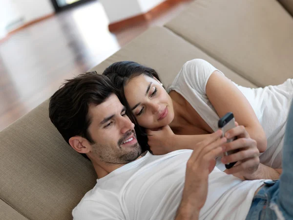 Casal jovem fazendo selfie juntos — Fotografia de Stock