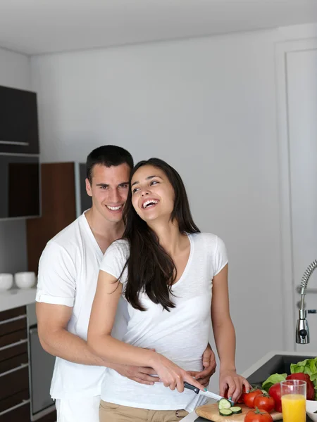 Happy young couple in kicthen — Stock Photo, Image