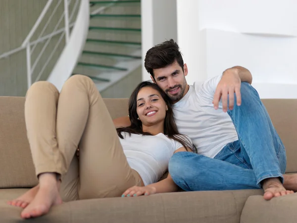 Giovane coppia insieme a casa — Foto Stock