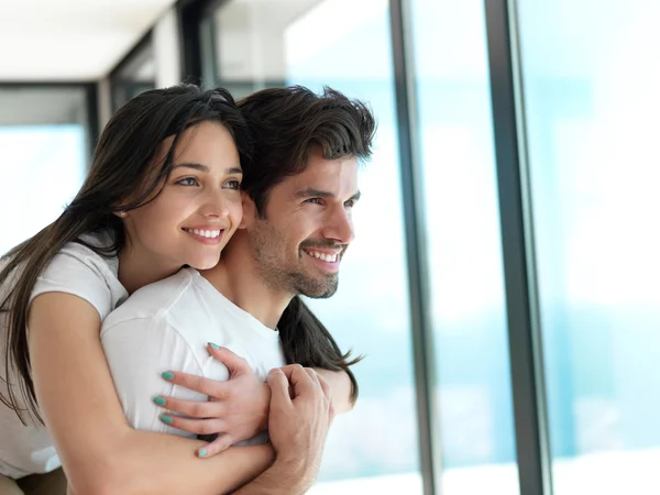 Jeune couple détendu à la maison — Photo