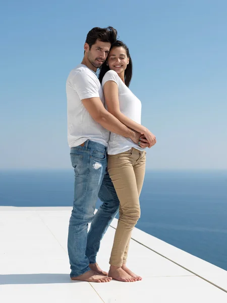 Glückliches junges romantisches Paar — Stockfoto