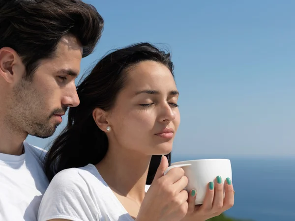 Glückliches junges romantisches Paar — Stockfoto