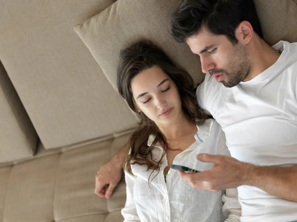 Pareja joven haciendo selfie juntos — Foto de Stock