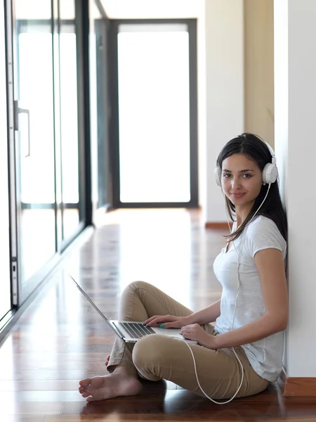 Mulher em casa trabalhando no computador portátil — Fotografia de Stock