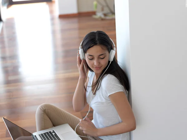 Vrouw thuis werken op laptopcomputer — Stockfoto